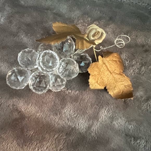 Vintage Acrylic Lucite Grapes Cluster Bright Clear Faceted Gold Shiny Leaves - Picture 5 of 8